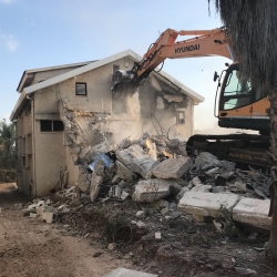 מחפרון והריסת מבנים
